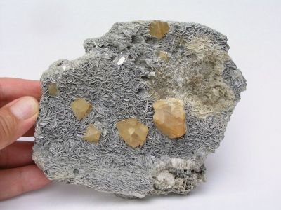 Scheelit, muskovit - Pingwu Mine, Huya,, Xuebaoding, prov. Sečuan, Čína